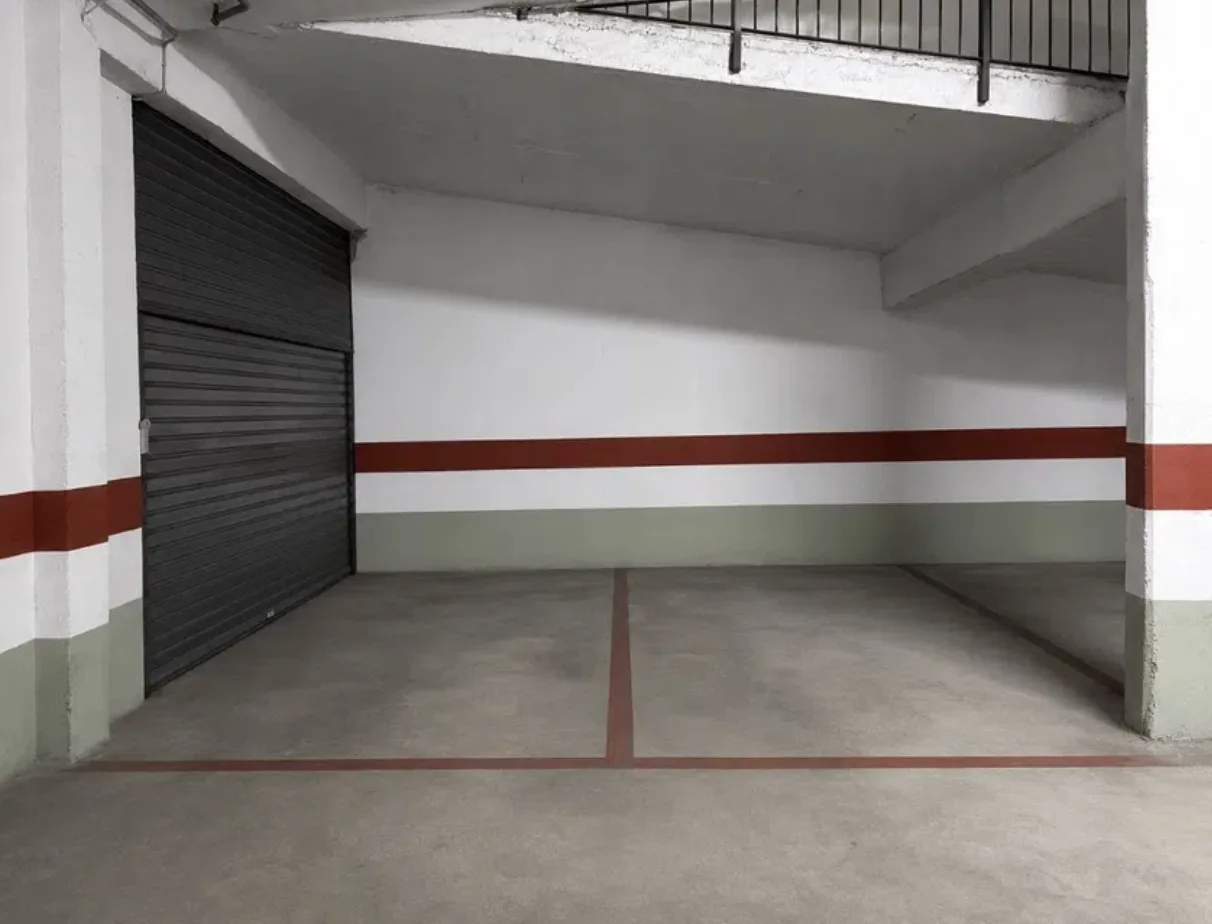 Dos plazas grandes y trastero de 22 m² en parking de 2009