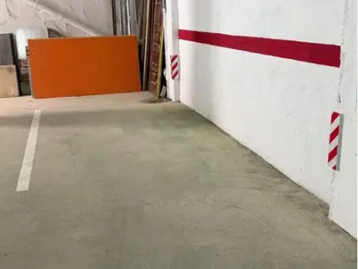 Plaza de moto en garaje cubierto con puerta automática