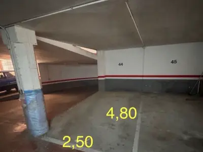 Plaza de parking grande y accesible (foto 1 de 2)