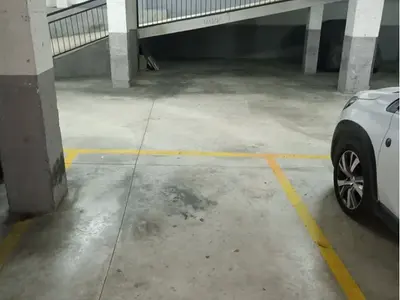Plaza grande en zona céntrica, con puerta automática y ventilación
