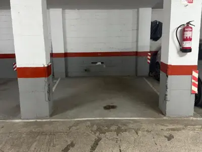 Plaza de garaje para coche pequeño en Joaquim Montmany (foto 1 de 2)