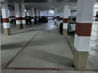 Plaza en sótano -3 con cámaras y puertas automáticas, zona Eixample