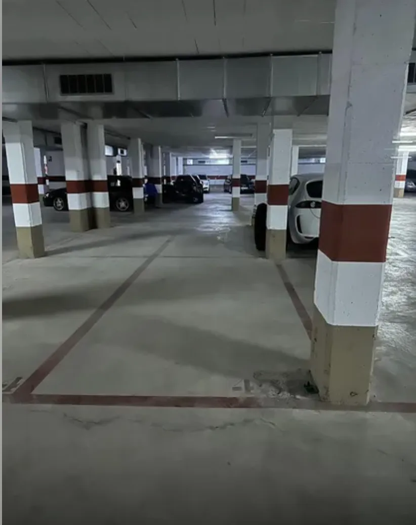 Plaza en sótano -3 con cámaras y puertas automáticas, zona Eixample