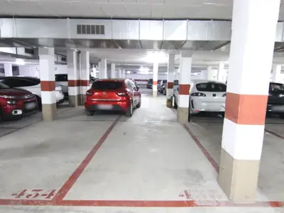 Plaza en venta para coche mediano, con acceso por ascensor