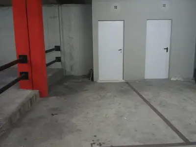 Plaza de garaje amplia para coche grande – Terrassa (foto 1 de 5)