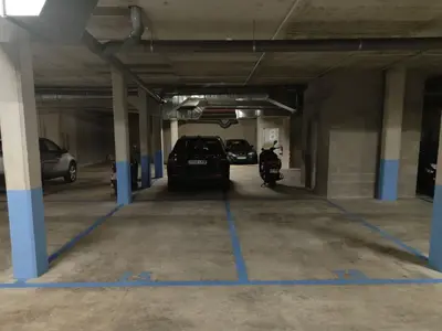 Plaza para coche grande en edificio de nueva construcción