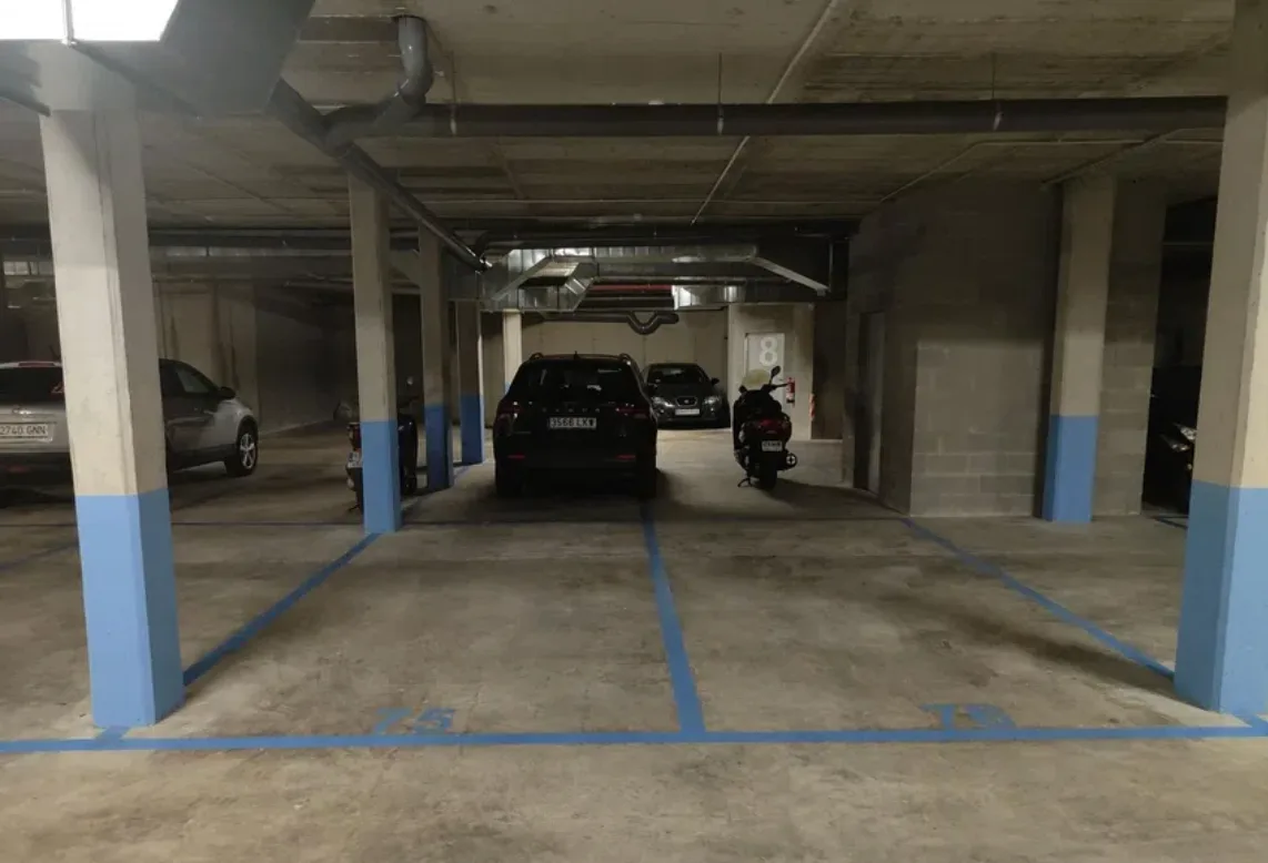 Plaza para coche grande en edificio de nueva construcción