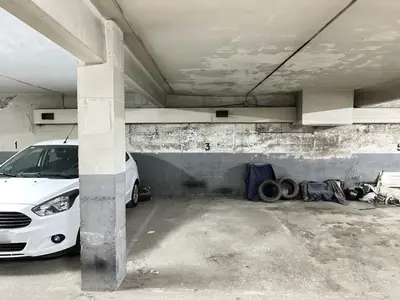Plaza para coche mediano en la zona de la Central